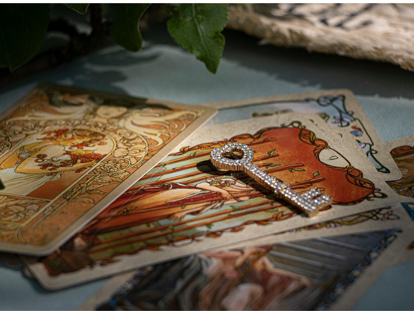 Cartas de tarot con cristales dorados